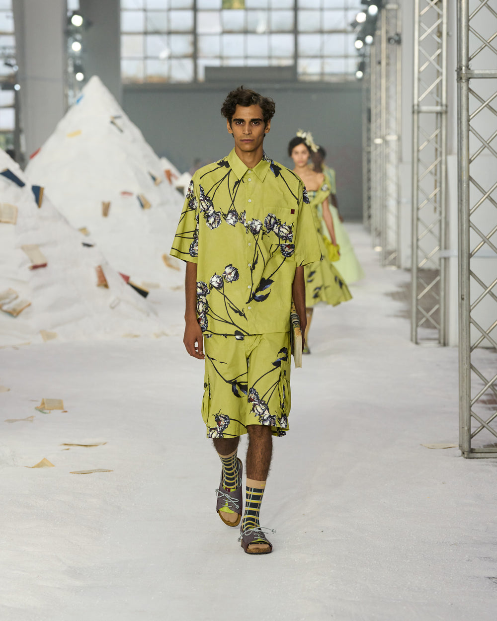 AM_SS26_015.jpg__PID:5db381bc-e696-428b-948b-4e076e18edfe