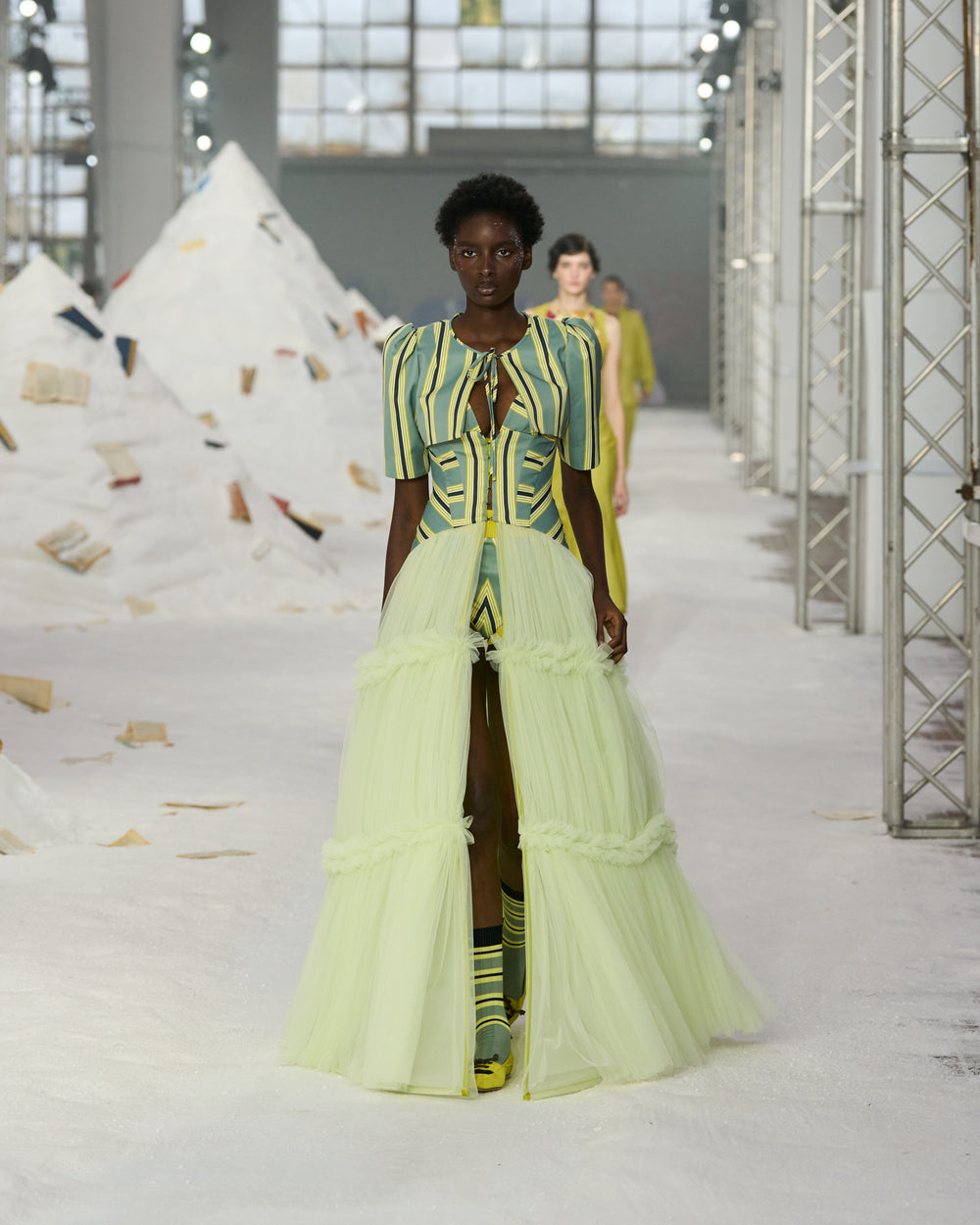 AM_SS26_017.jpg__PID:01a2e11e-764c-4198-82d5-ccd443ee127b