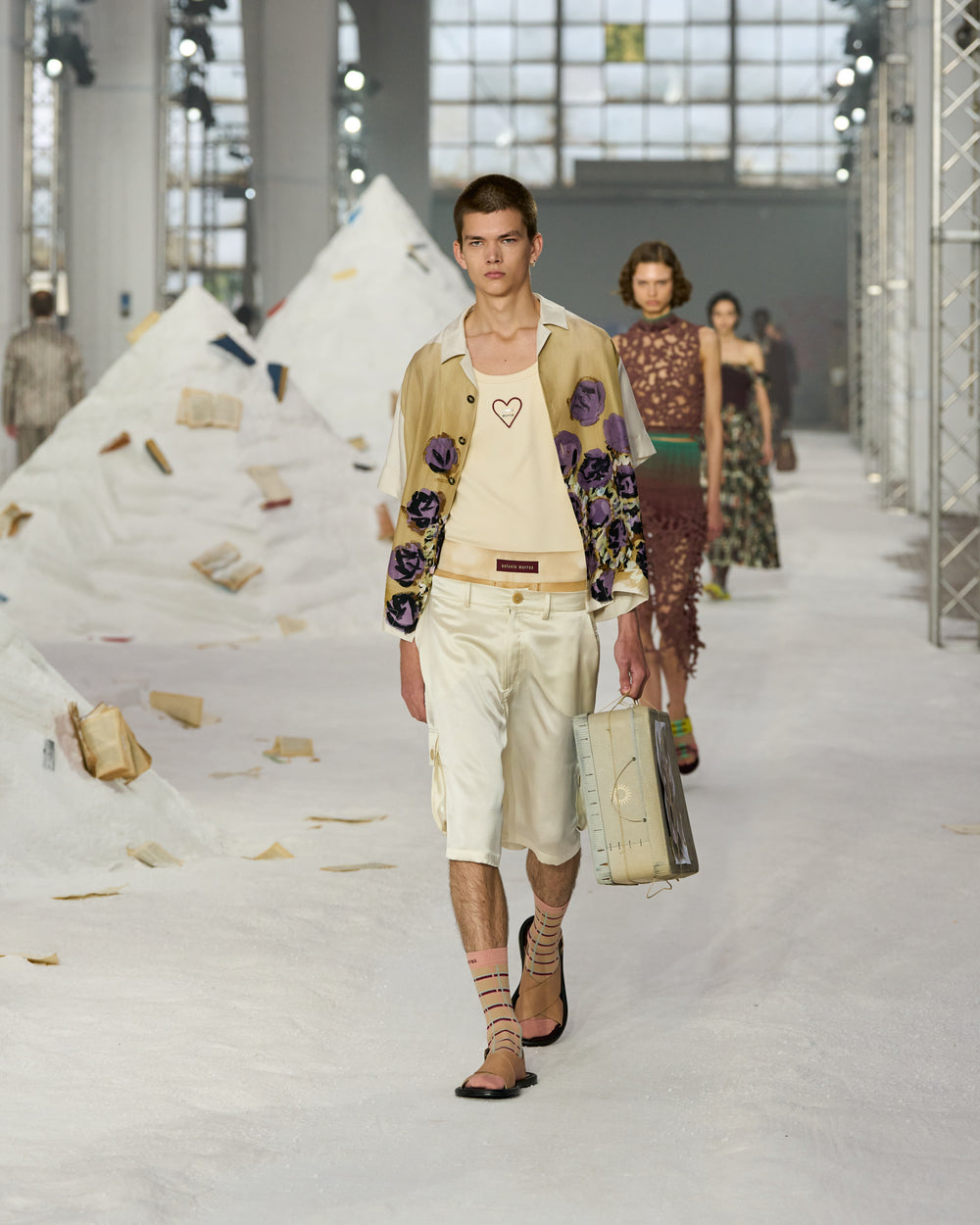 AM_SS26_028.jpg__PID:d2e06cfa-eaf4-478c-bbb9-8b49b3ddaa8f