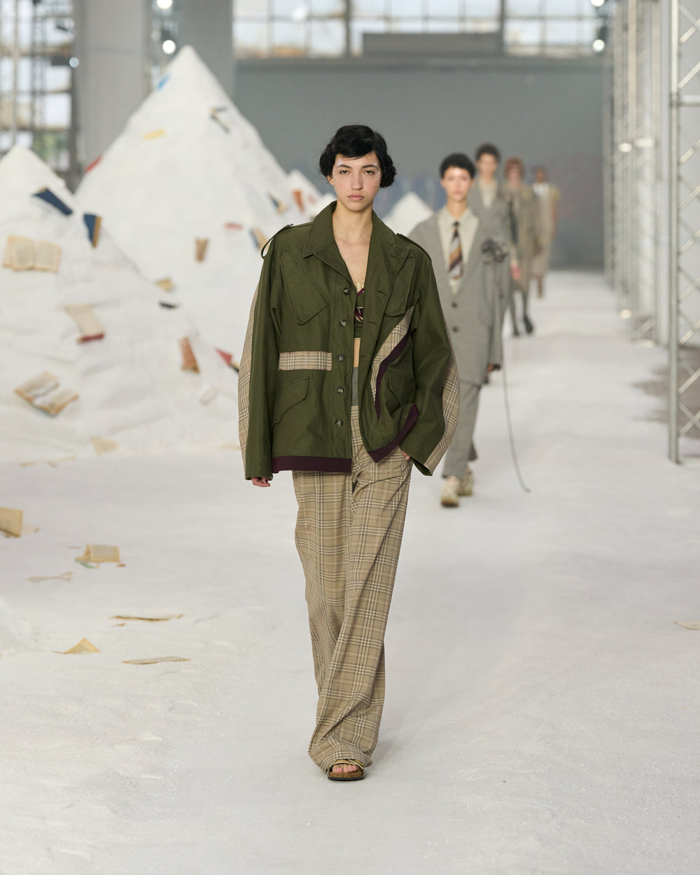 AM_SS26_035.jpg__PID:d3aacc42-8c4c-4bd5-b081-ea51b699b16a