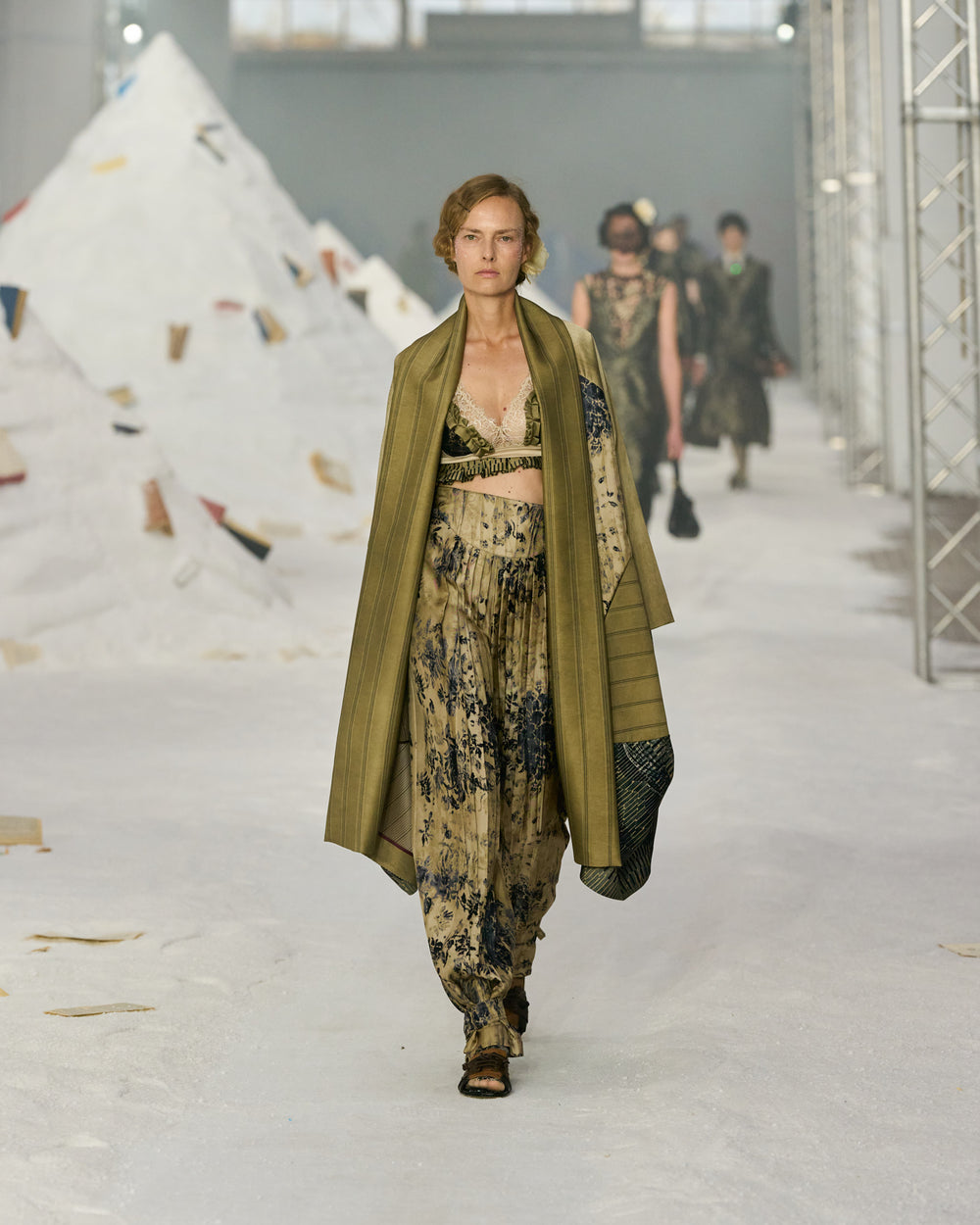 AM_SS26_067.jpg__PID:43061ee6-6077-467a-a251-9333c398a097