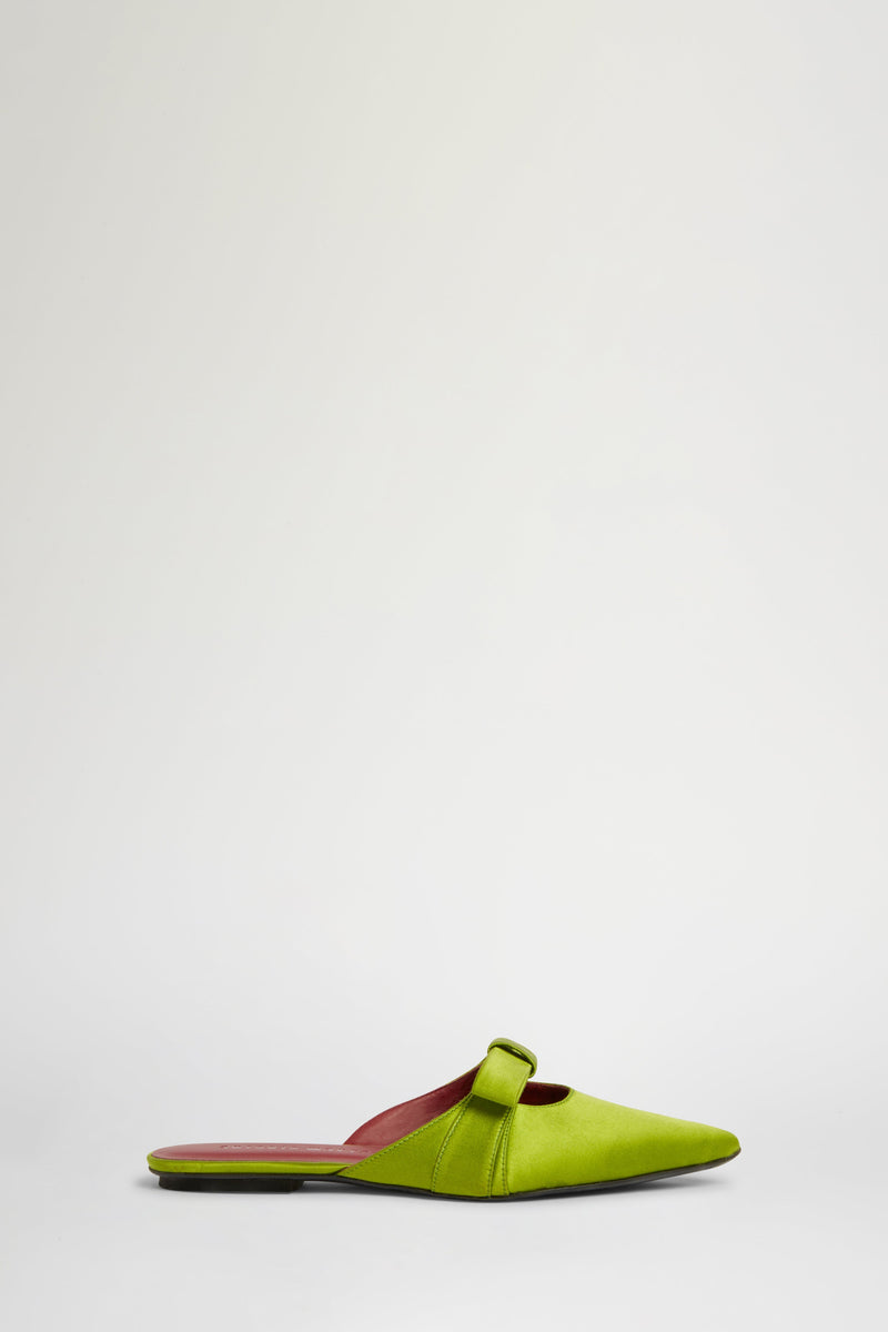 Mule piatte in satin verde con fiocco e punta a forma di Zinnia