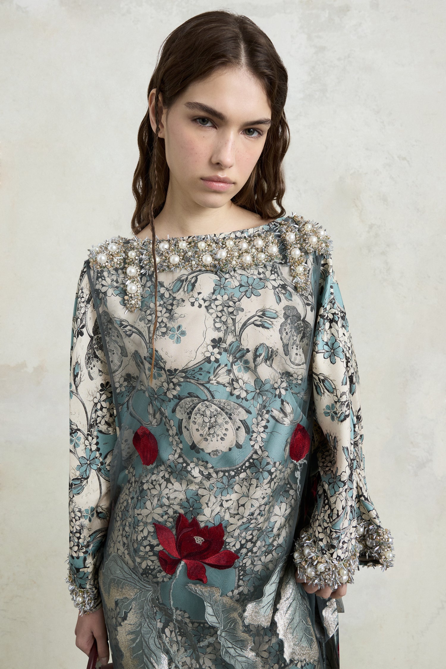 Abito a tunica midi con stampa foulard ricamata