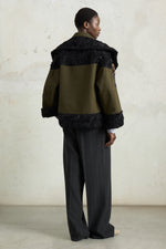 Parka con mantella a rosa ricamata
