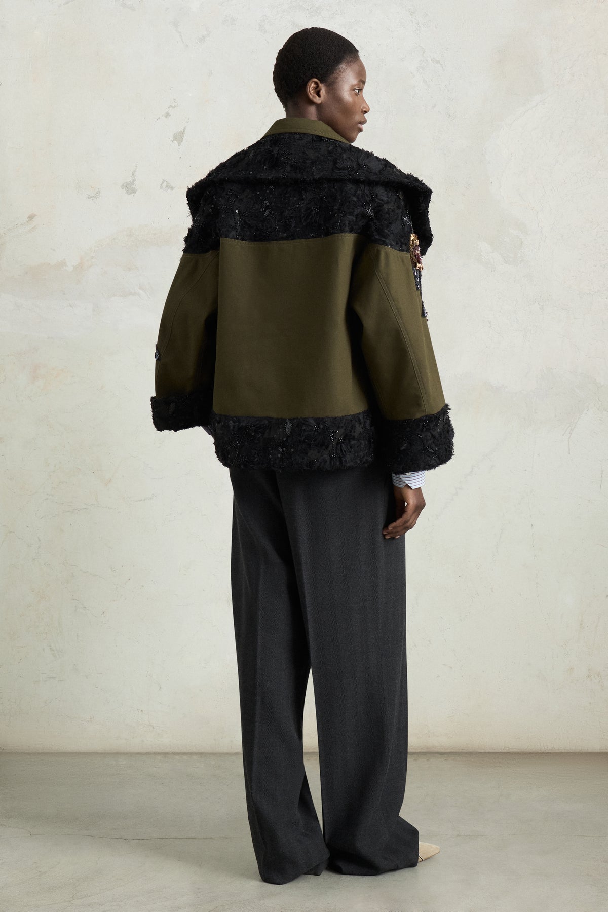 Parka con mantella a rosa ricamata