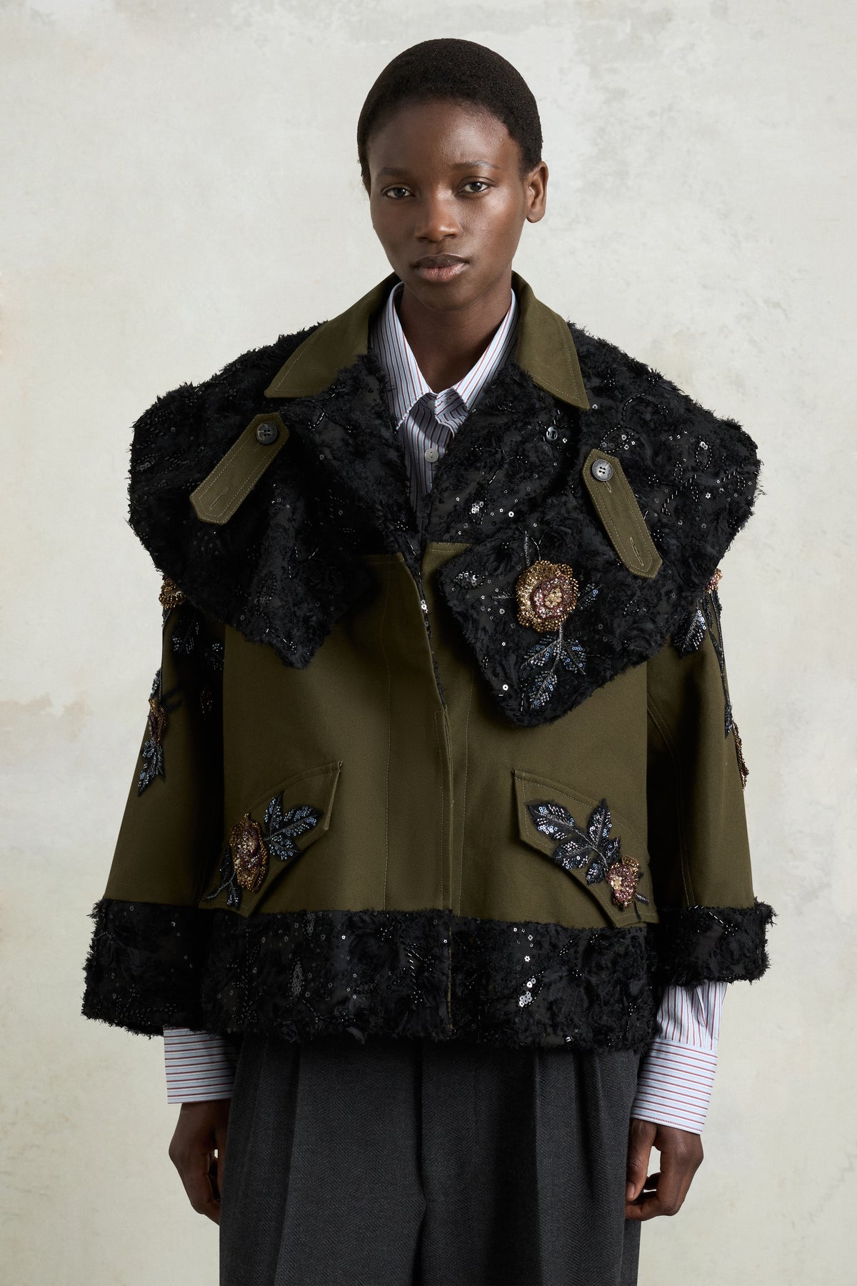 Parka con mantella a rosa ricamata