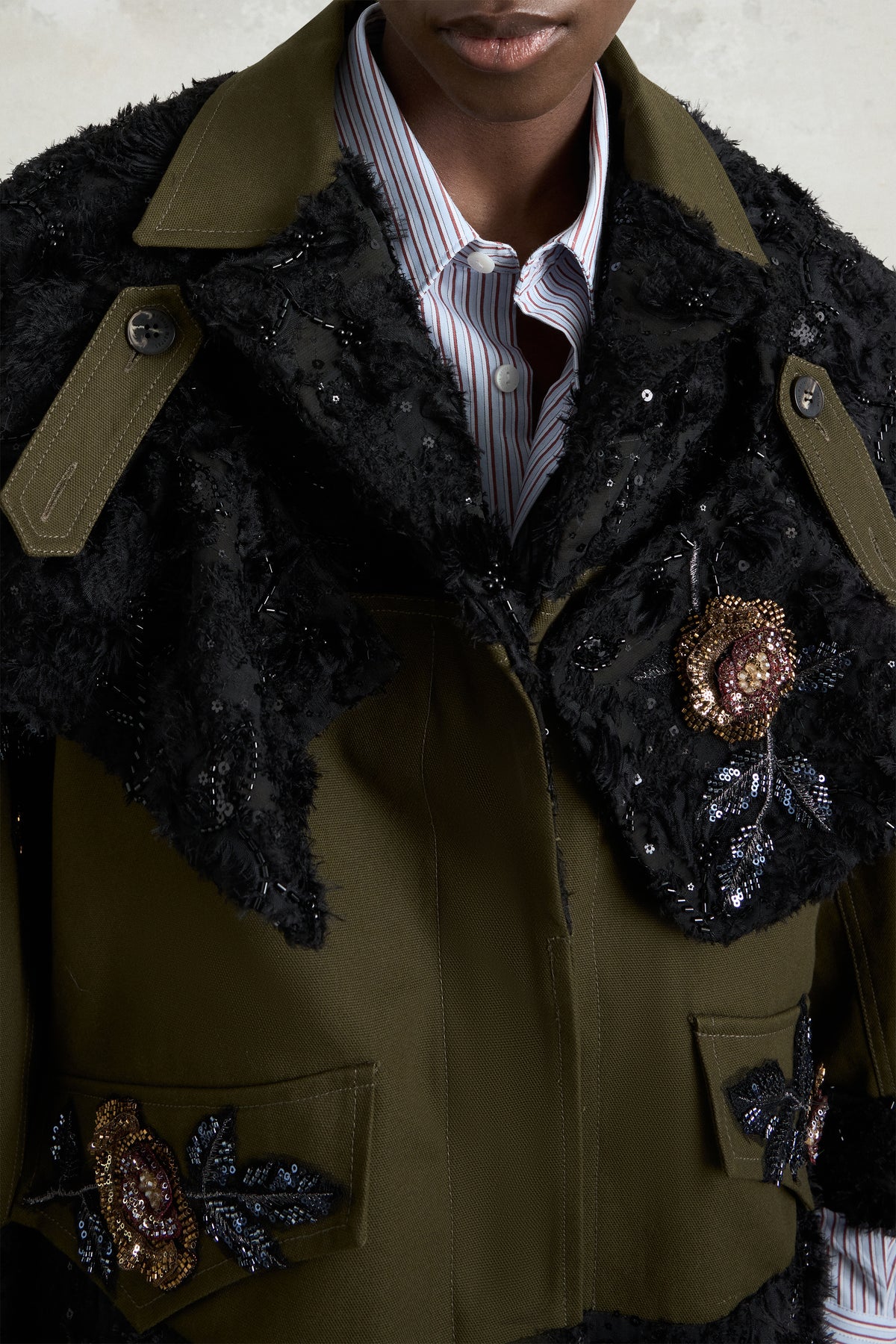 Parka con mantella a rosa ricamata