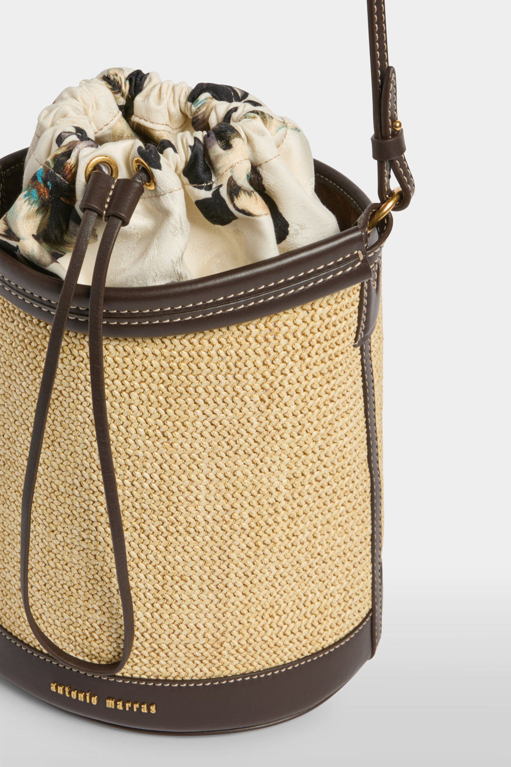 Raffia Bucket Bag in Ecrù & Brown