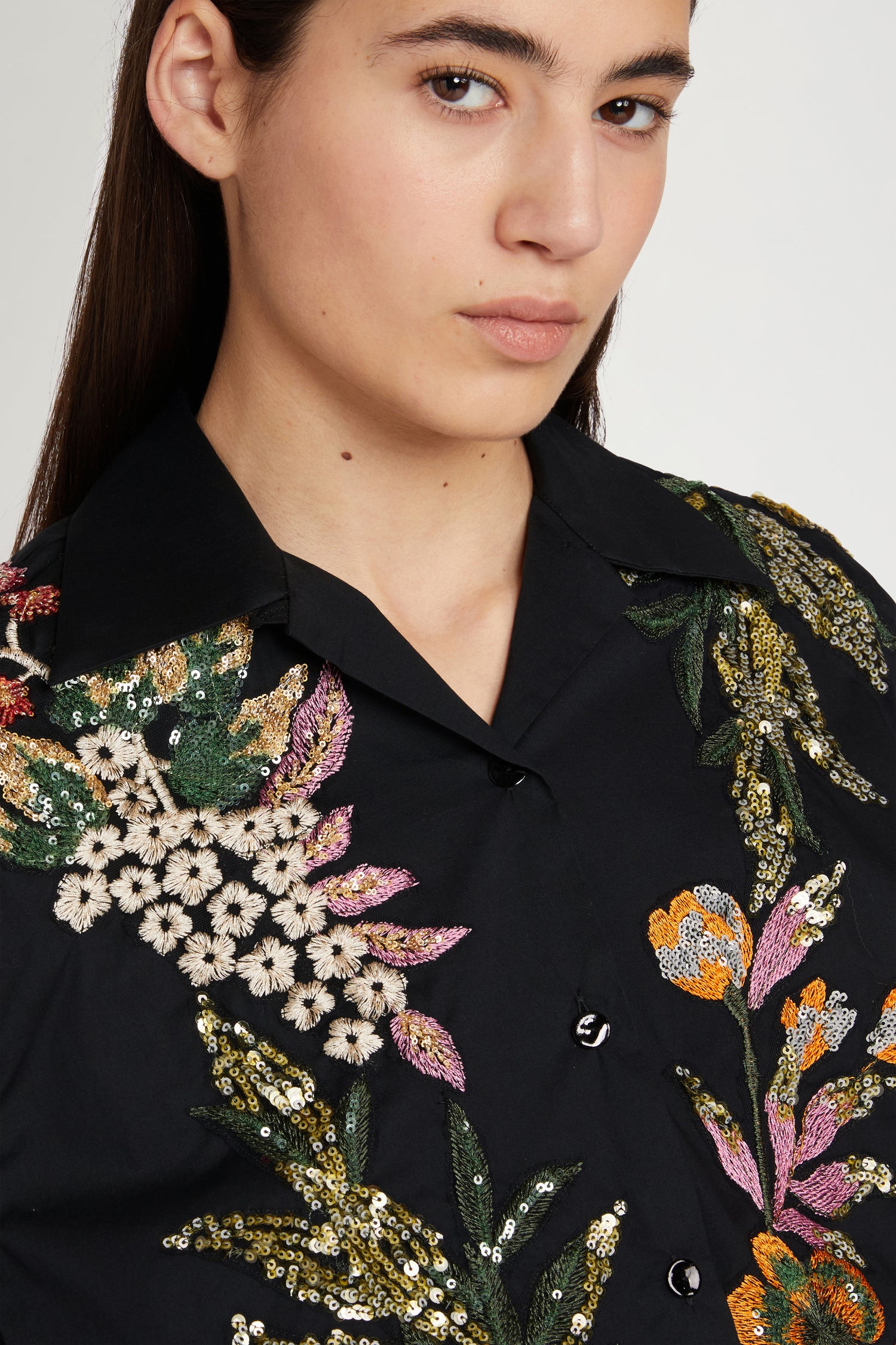 Camicia Nera in Cotone con Ricamo Floreale