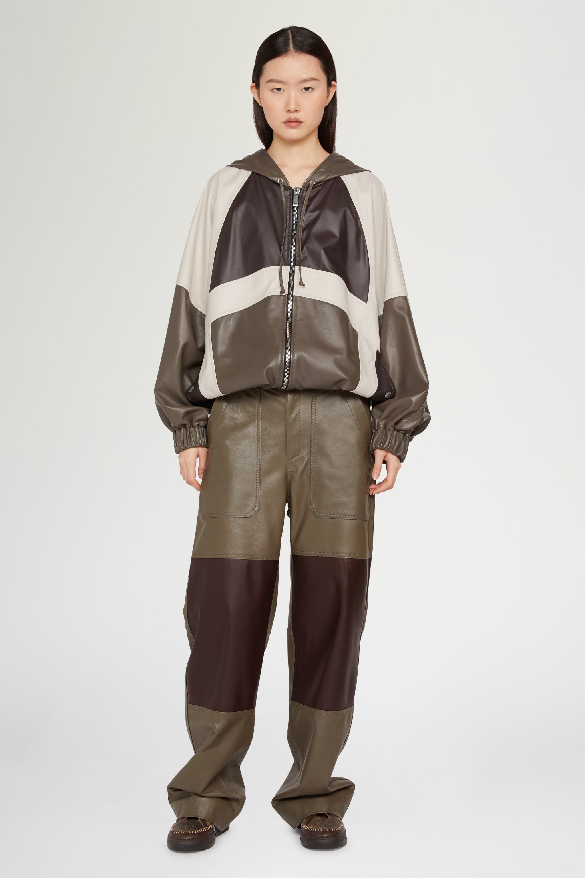 Giacca realizzata in 100% pelle ovina con cappuccio e zip