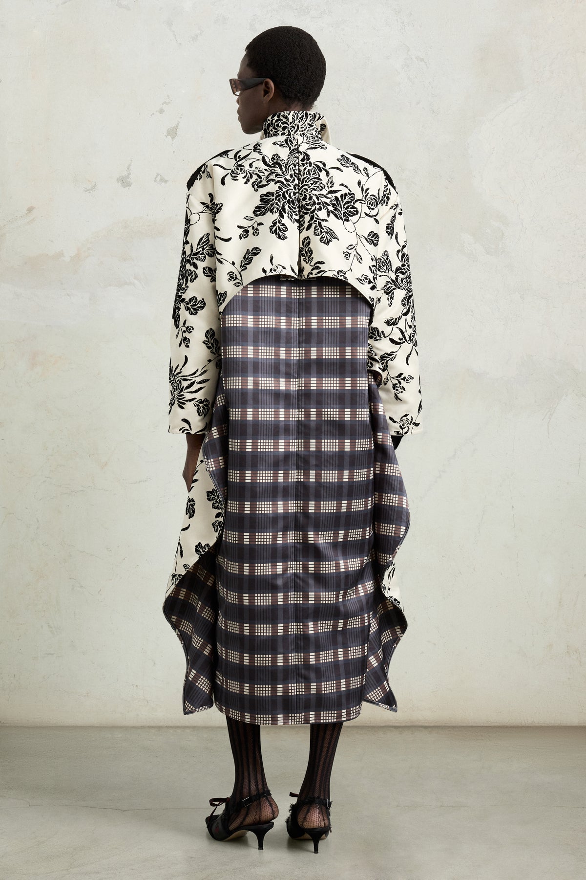 Trench coat con carta da parati floreale