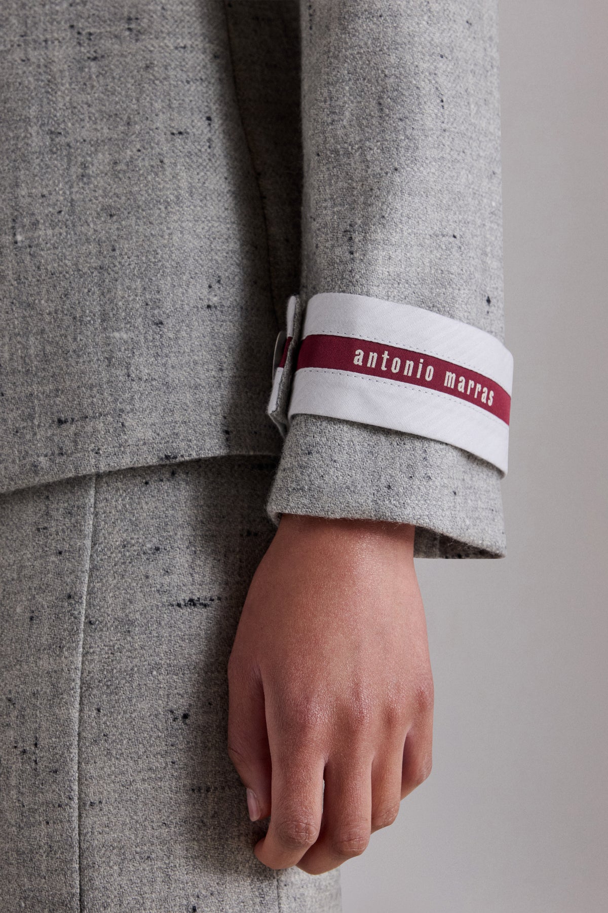 Giacca in tweed di lana vergine con bottoni