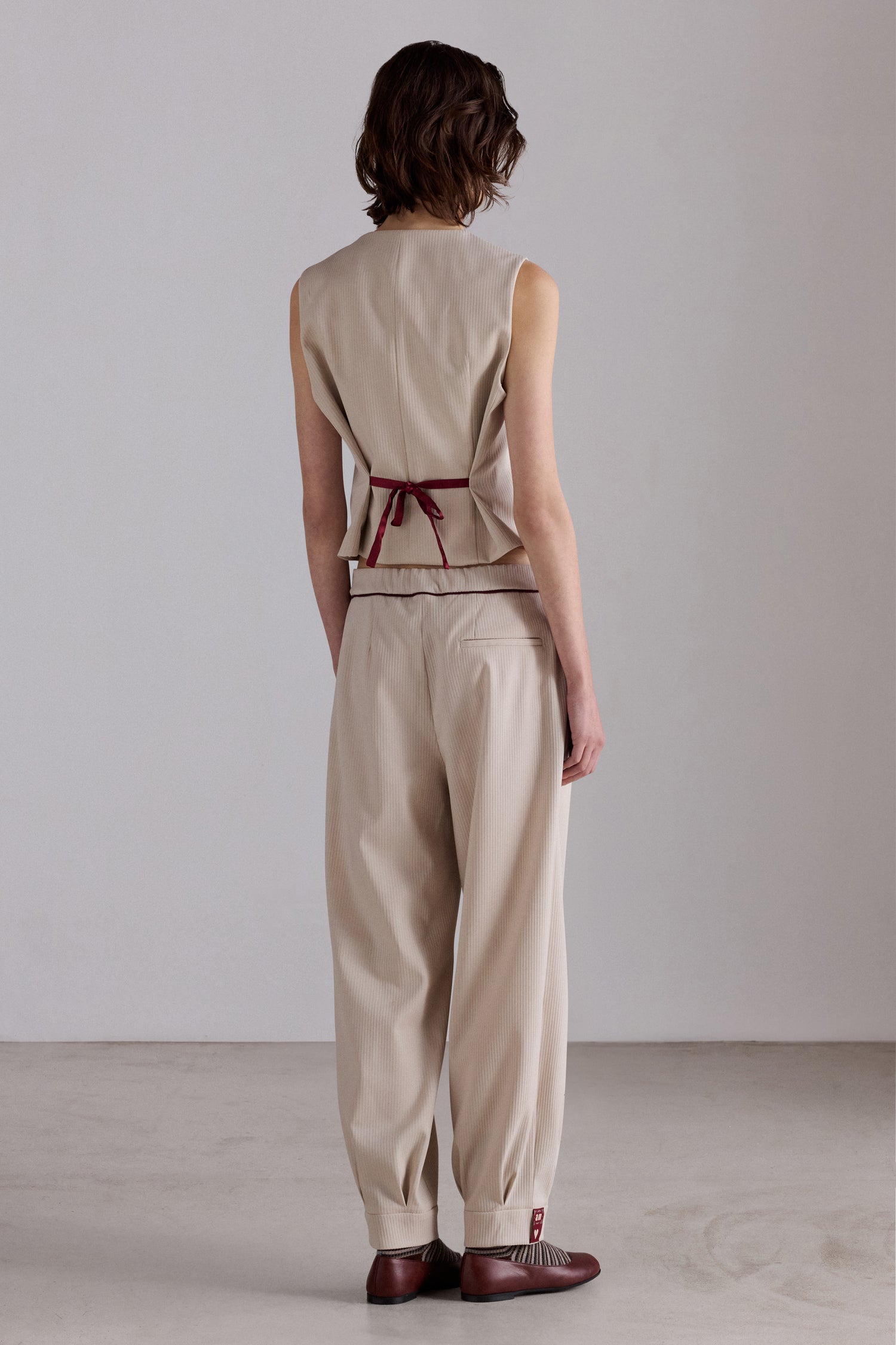 Gilet con Logo Ricamato e Profili a Contrasto