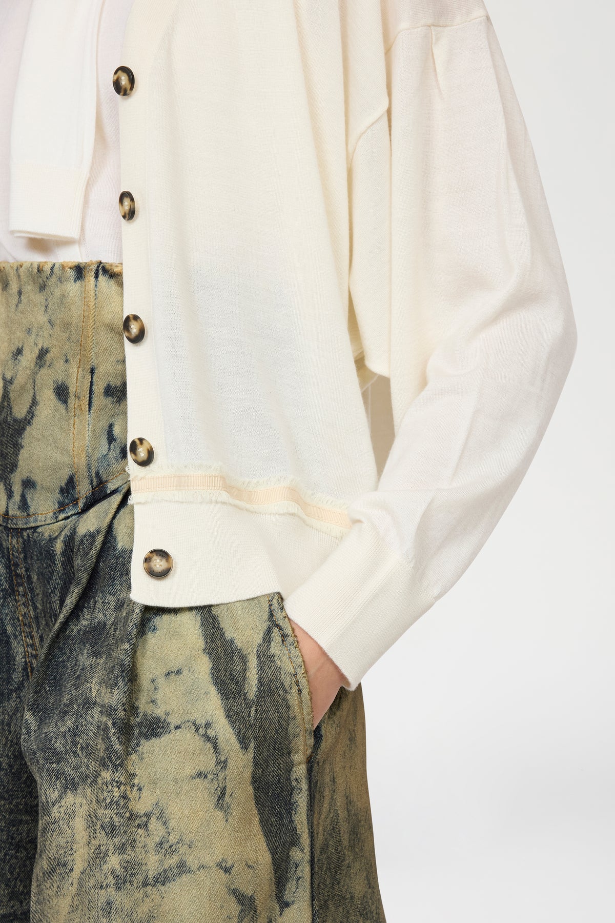 Cardigan in Cashmere Avorio con Scollo a V e Dettagli a Contrasto