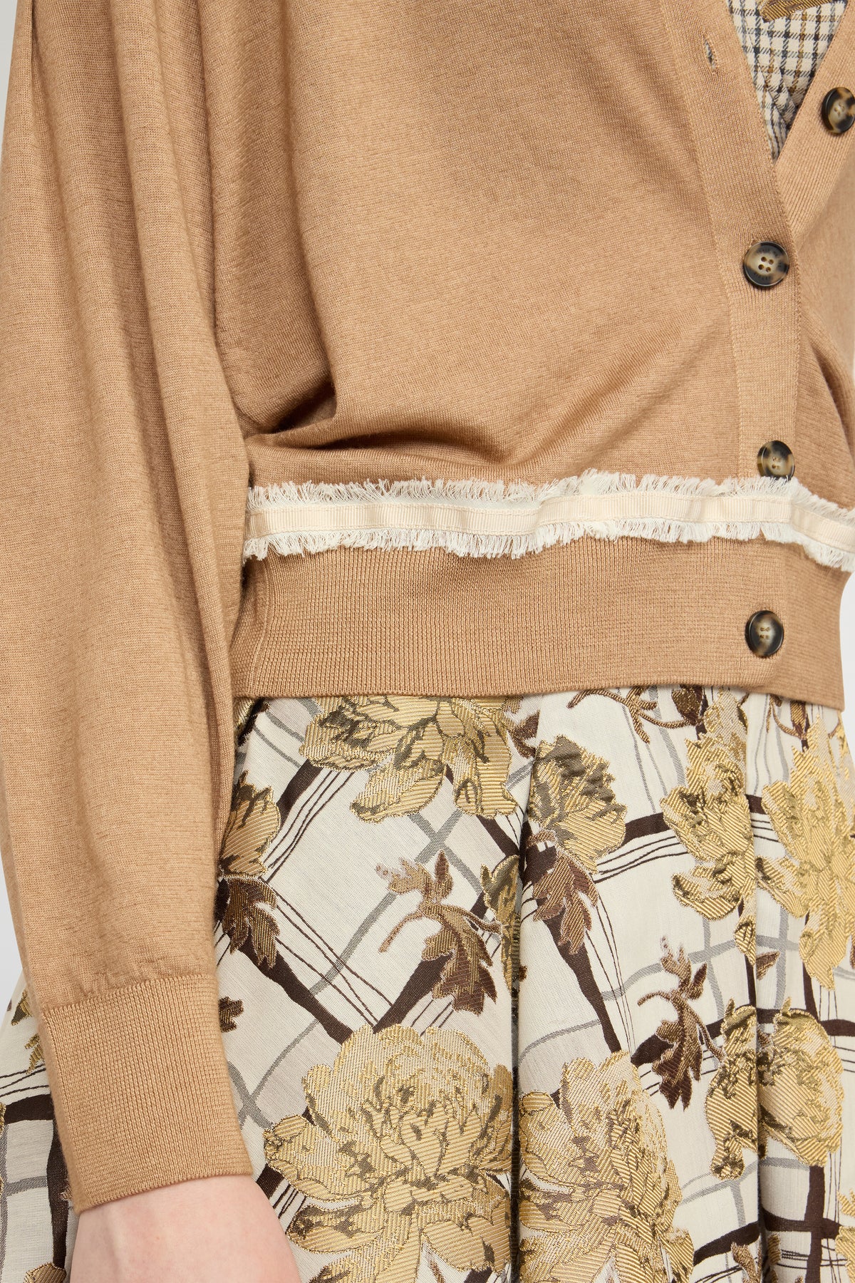 Cardigan in Cashmere Cammello con Scollo a V e Dettagli a Contrasto