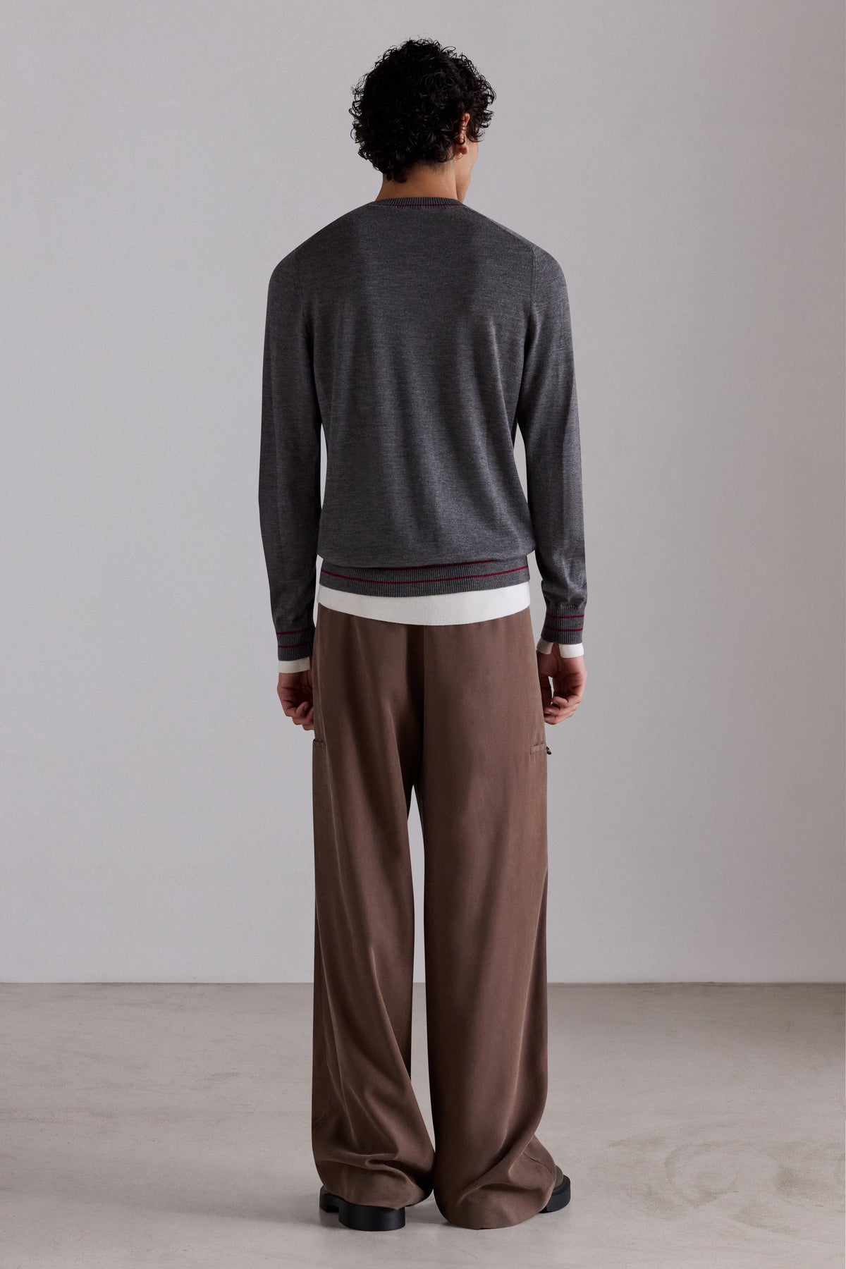 Maglione girocollo in cashmere con bordi a contrasto