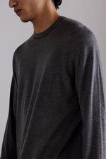 Maglione girocollo in cashmere con bordi a contrasto