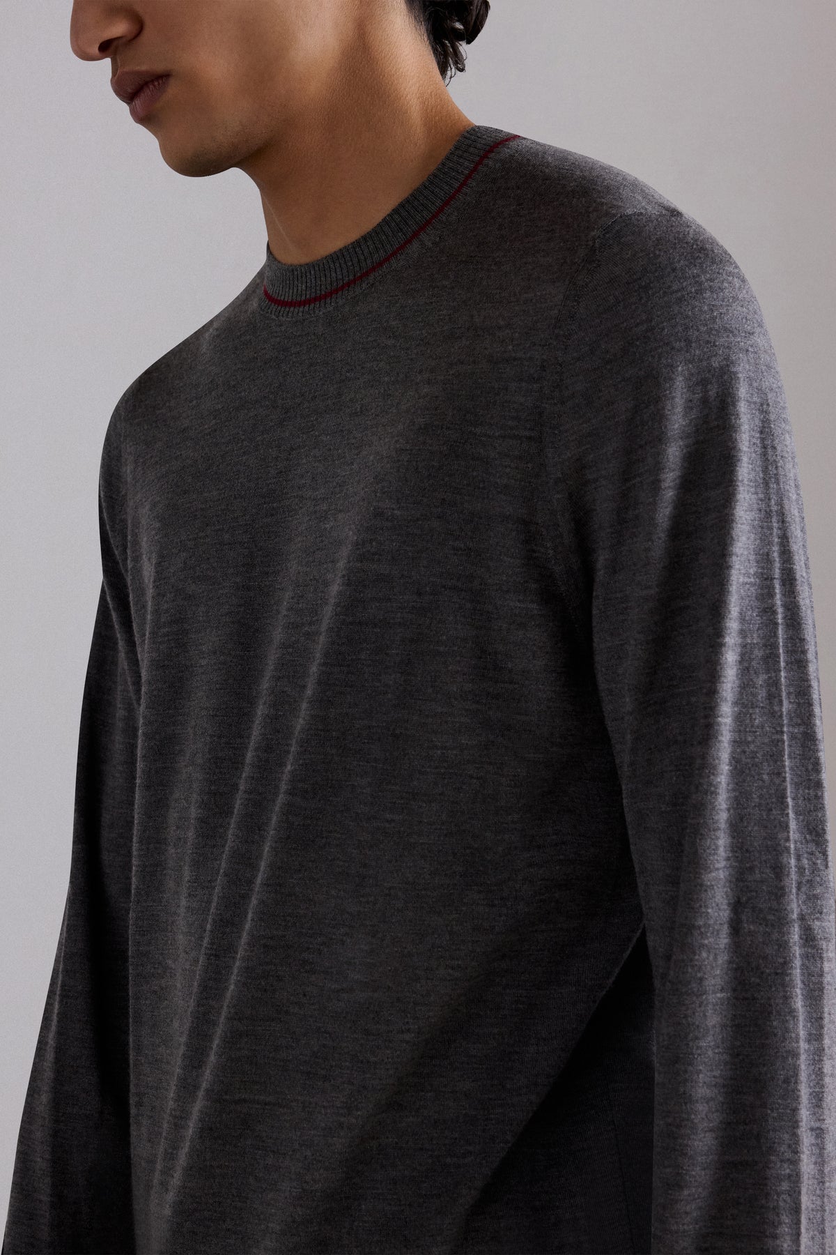 Maglione girocollo in cashmere con bordi a contrasto