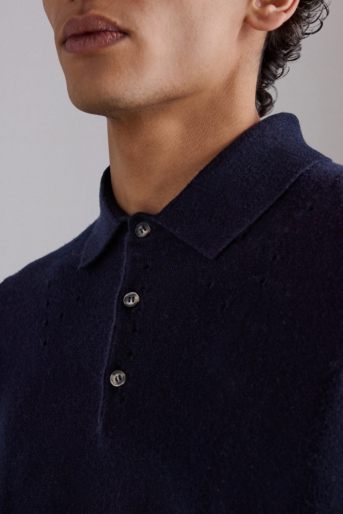 Polo in cashmere con bottoni