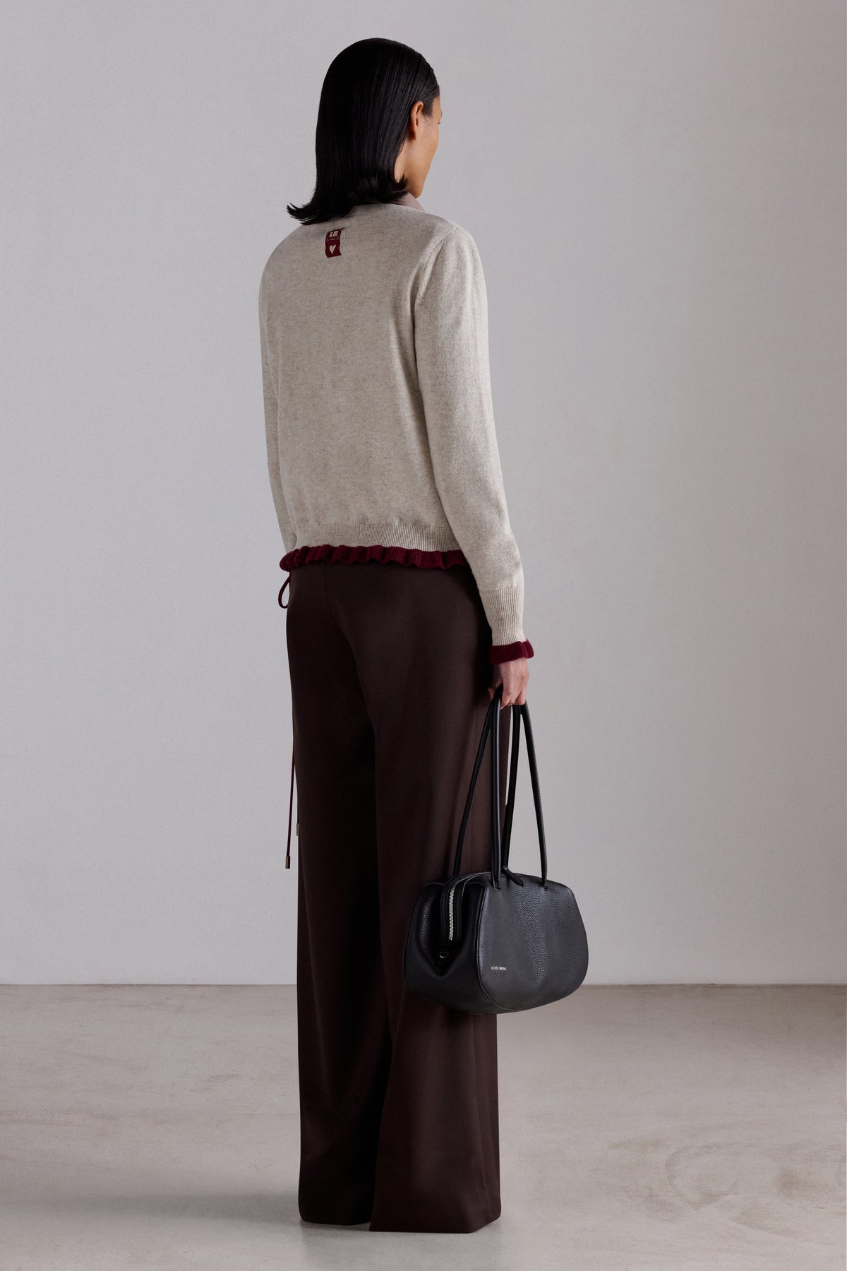 Maglione in cashmere con scollo a V e balze