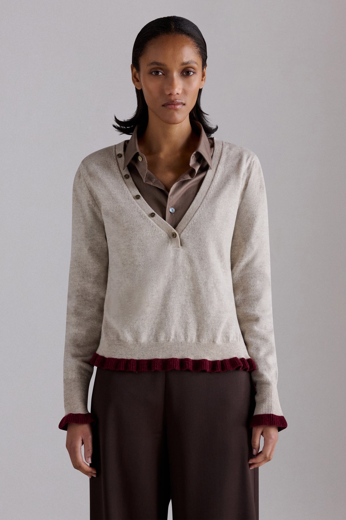 Maglione in cashmere con scollo a V e balze
