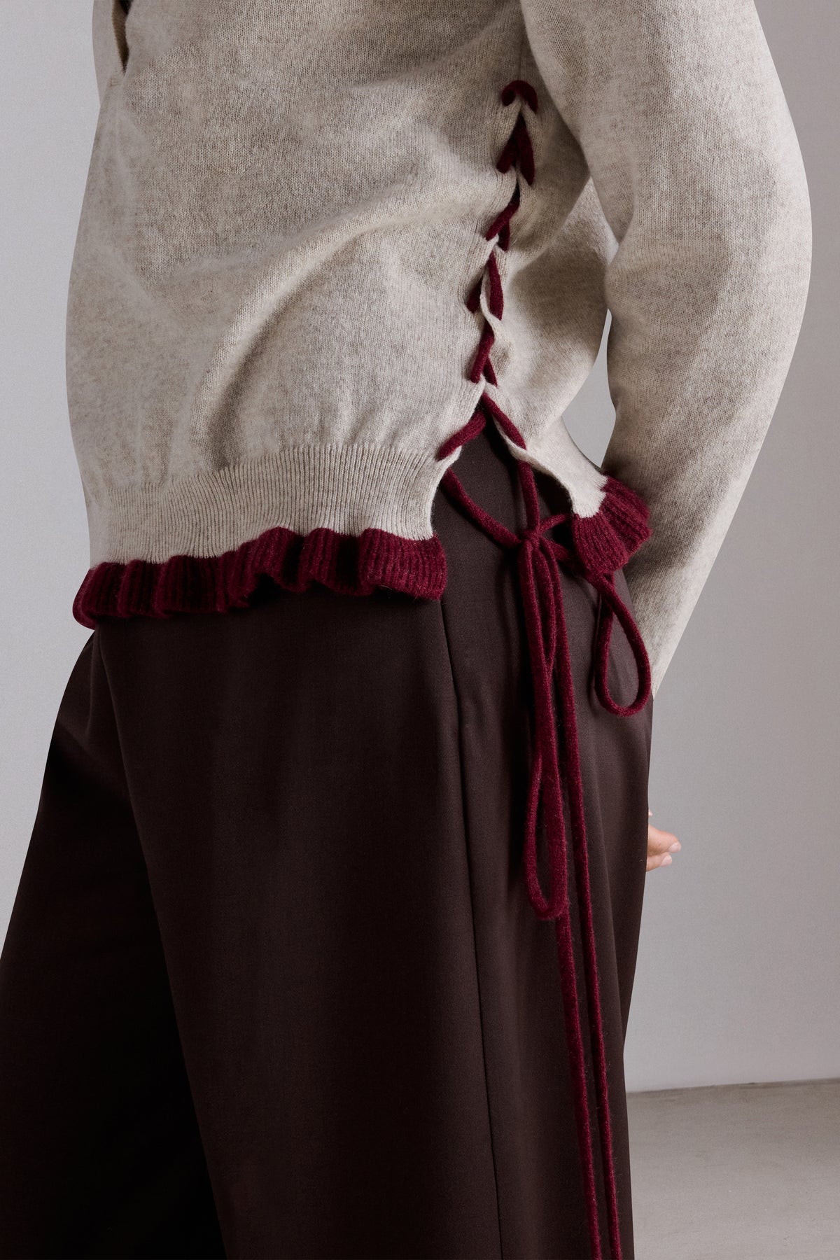Maglione in cashmere con scollo a V e balze