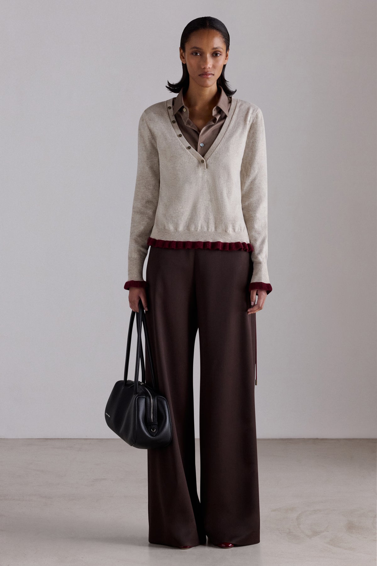Maglione in cashmere con scollo a V e balze