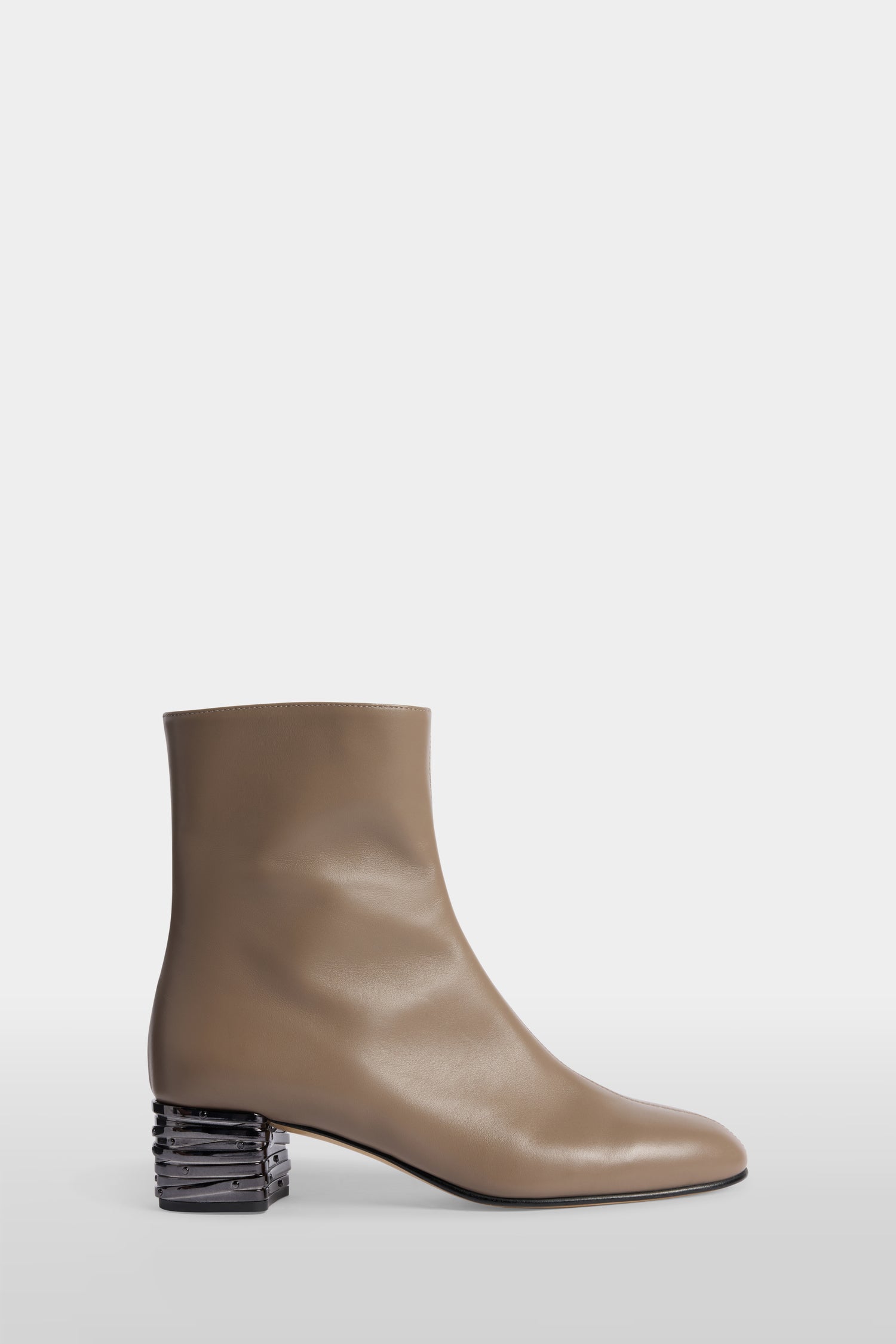 Stivaletti in pelle con tacco scultura